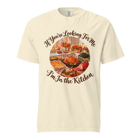 Ivory ‘I’m in the Kitchen’ tee with dark script framing a circular Thanksgiving kitchen scene.